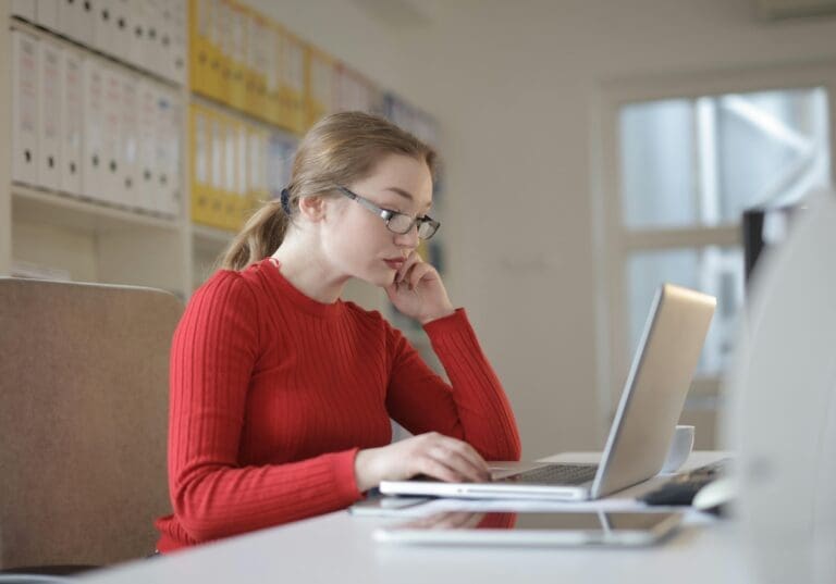 Businesswoman exploring credit card payments in Xero