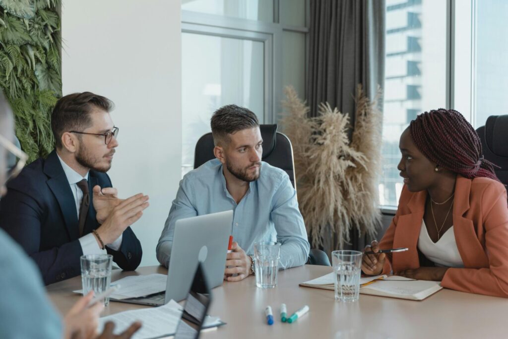 IT staff members discussing about QuickBooks Online