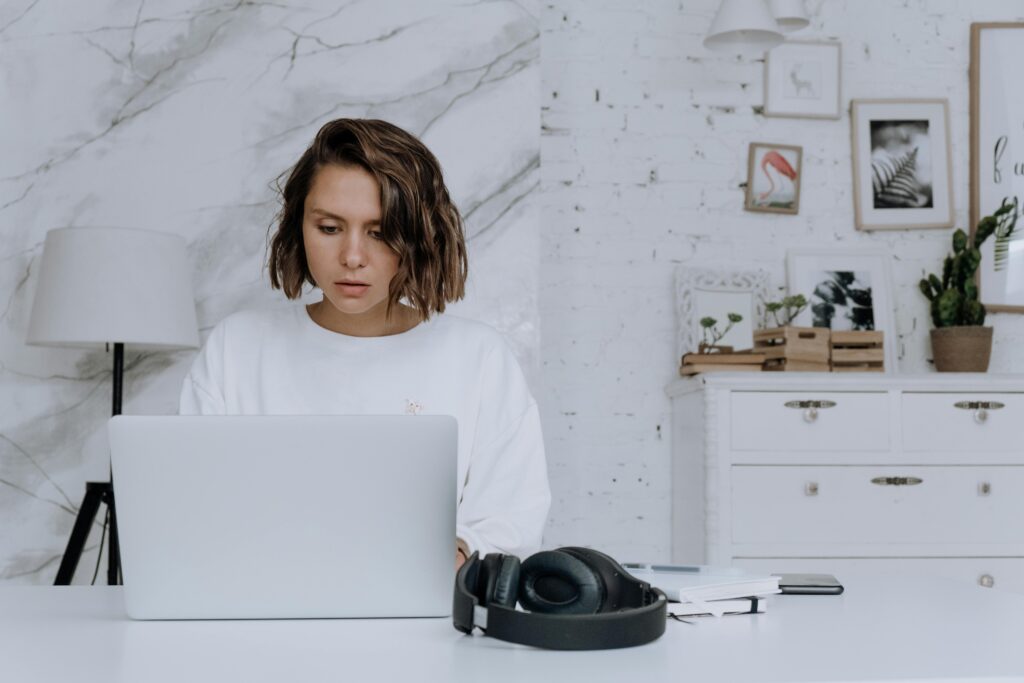 Business woman busy working on her laptop